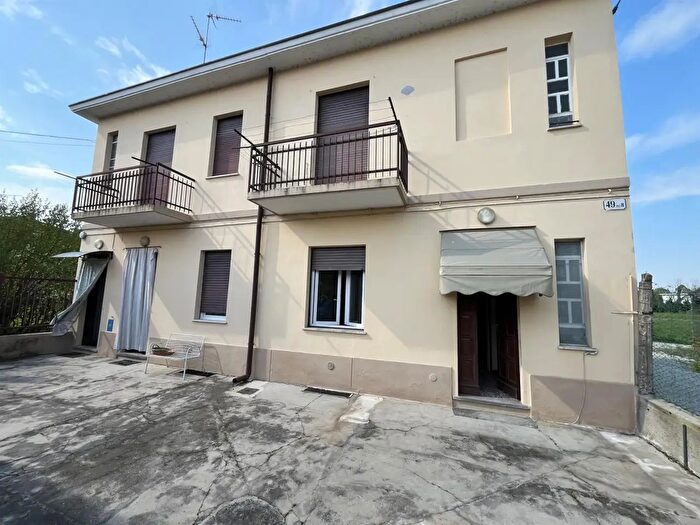 Casa con 6 locali in vendita in Via Vallere, Vigevano