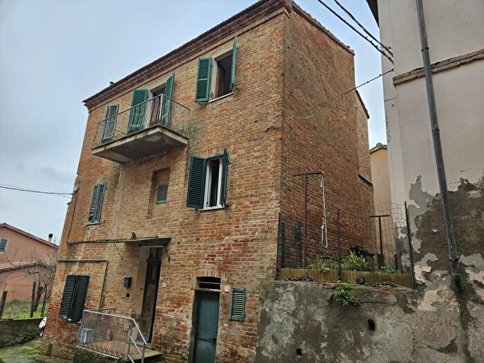 Casa con 6 locali in vendita in Via Indipendenza, Castiglione Del Lago