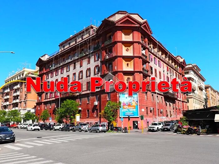 Appartamento quadrilocale in vendita in Via Taranto, Roma