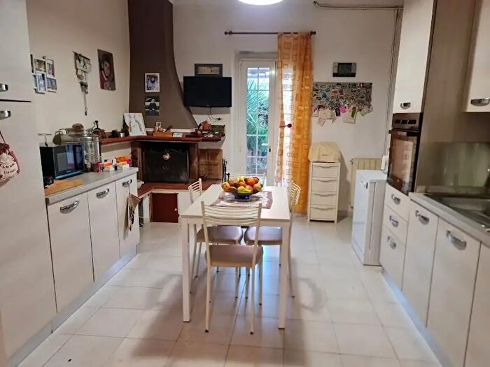 Casa con 8 locali in vendita in Carrara
