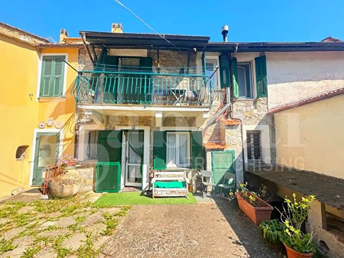 Casa con 6 locali in vendita in Piazza Umberto Primo Snc, Prela'