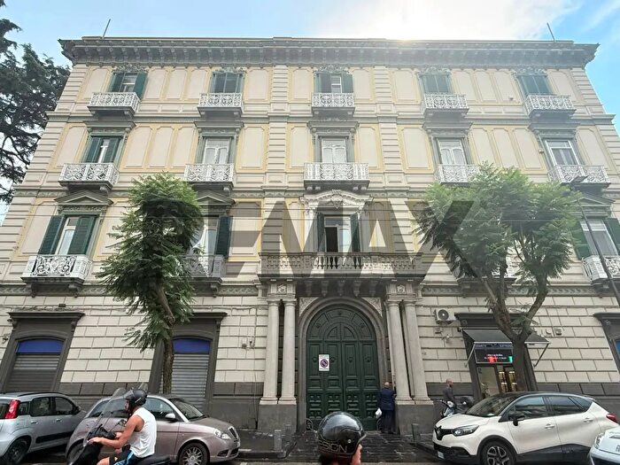 Appartamento trilocale in vendita in Corso Secondigliano, Napoli