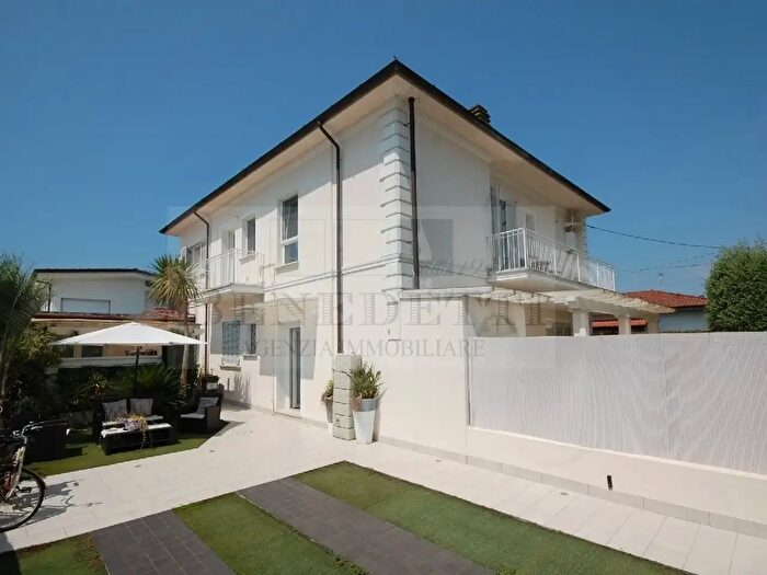 Appartamento con 8 locali in vendita in Pietrasanta