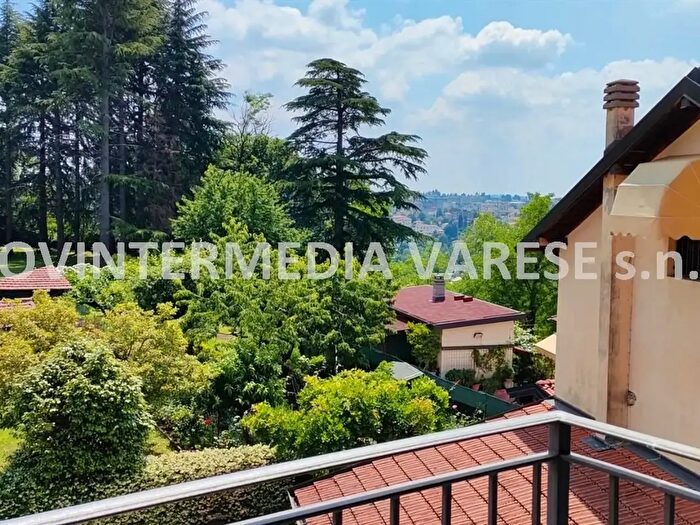 Appartamento con 6 locali in affitto in Via Oslavia, Varese