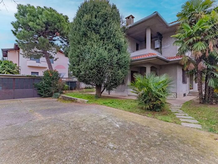 Casa con 6 locali in vendita in Via Montenero, Canegrate