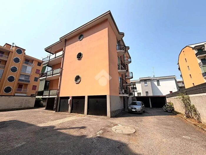 Appartamento trilocale in vendita in Viale dello Stadio, Magenta