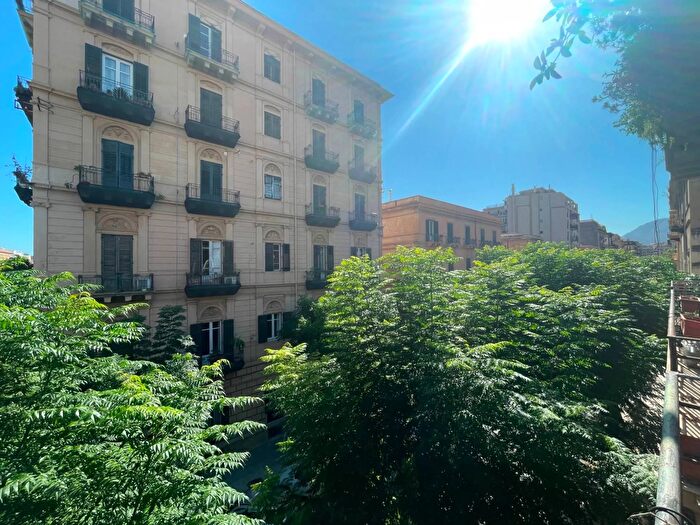 Appartamento con 6 locali in affitto in Via Siracusa, Palermo