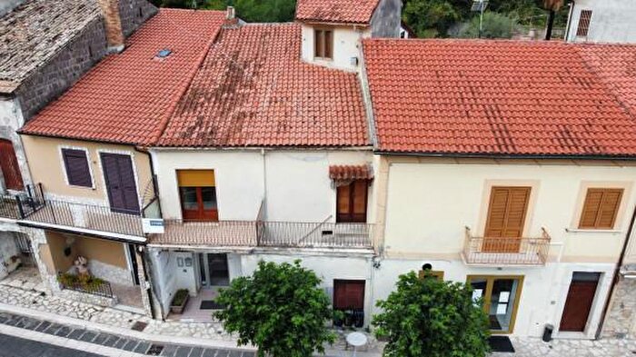 Casa quadrilocale in vendita in Piazza Girolamo del Balzo, San Martino Valle Caudina