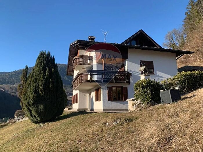 Casa con 16 locali in vendita in Via Ortigher, Lamon