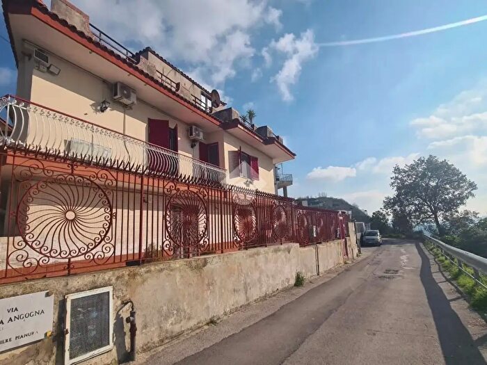Appartamento quadrilocale in vendita in Via Nuova Angogna, Napoli