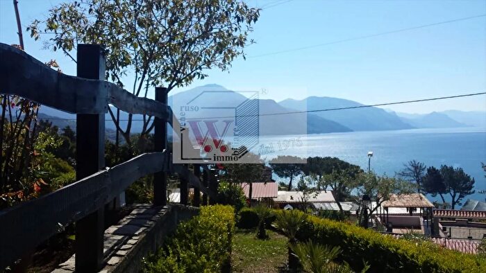 Casa con 7 locali in vendita in Ispani