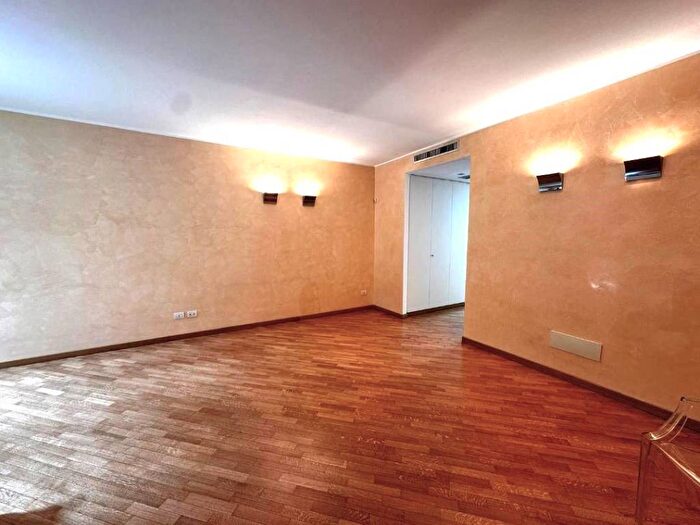 Appartamento trilocale in affitto in Via Madonnina, Brera, Milano