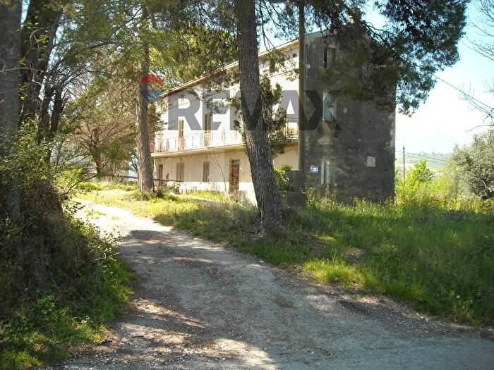 Casa con 9 locali in vendita in Casoli