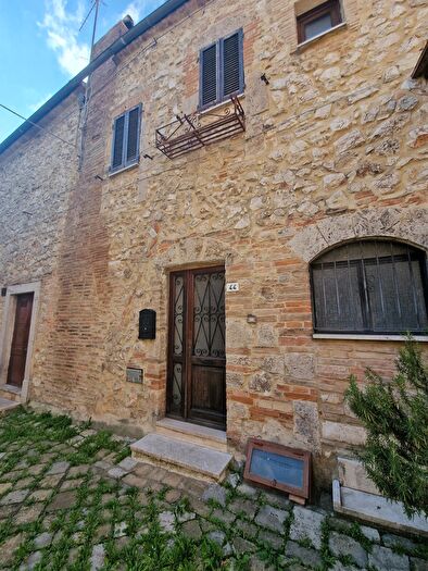 Casa con 6 locali in vendita in Via Camillo Benso Conte di Cavour, Lugnano In Teverina