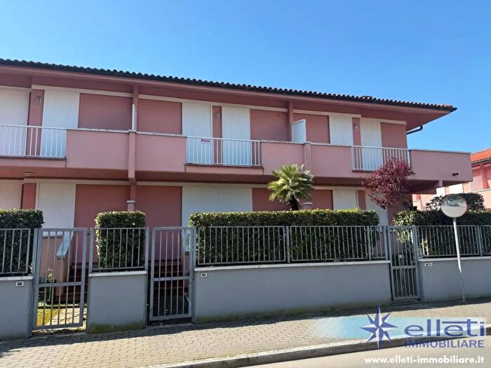 Casa con 5 locali in vendita in Massa