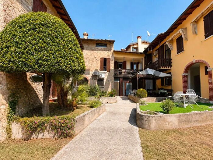Appartamento bilocale in vendita in Strada Statale, Toscolano Maderno