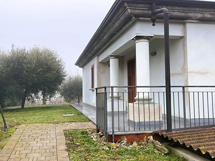 Casa quadrilocale in vendita in Fraz Santa Maria del Tempio Via Cantone Chiesa, Casale Monferrato