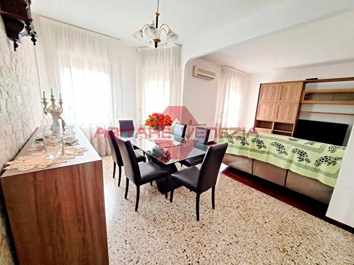 Appartamento quadrilocale in vendita in Riviera San Nicolò, Venezia