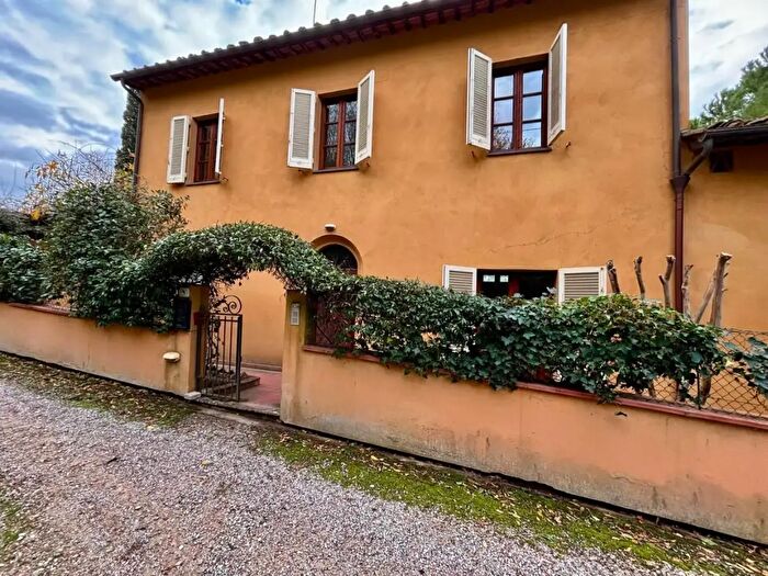 Casa con 7 locali in vendita in Palaia