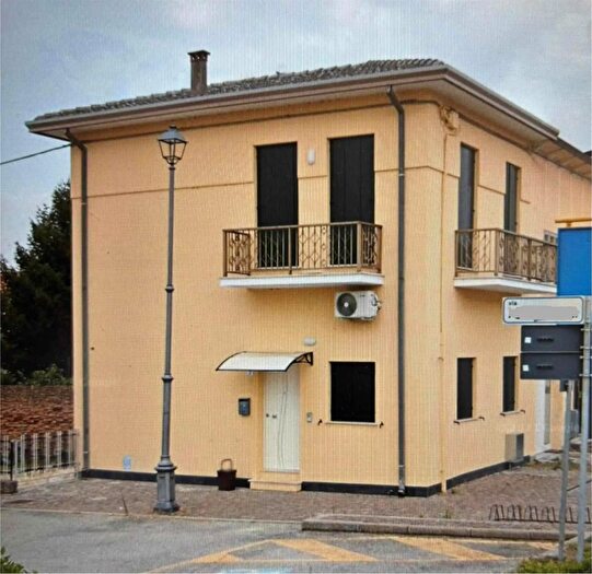 Casa quadrilocale in vendita in Giacciano con Baruchella, Giacciano Con Baruchella