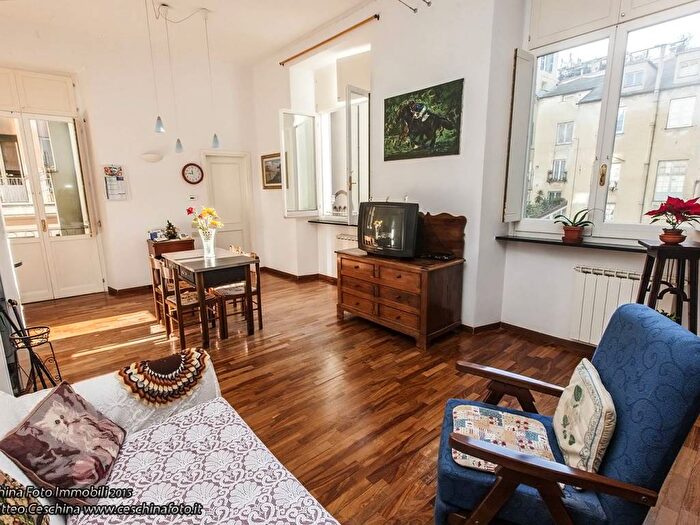 Appartamento trilocale in affitto in Piazzetta Jacopo da Varagine, Caricamento, Genova