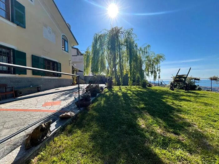 Casa con 6 locali in vendita in Leivi