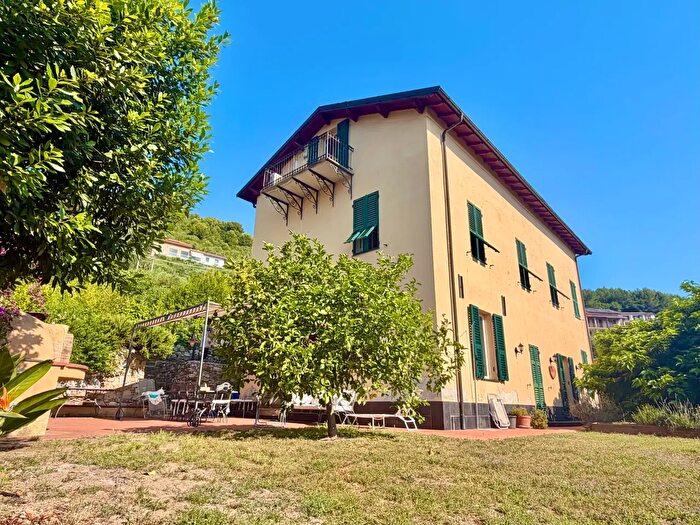 Casa con 8 locali in vendita in Via Campi Rossi, Imperia