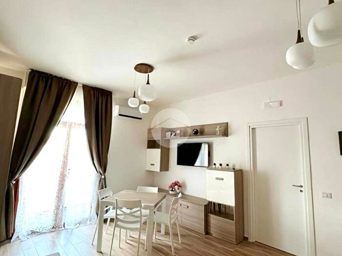 Appartamento bilocale in affitto in Via Amerigo Vespucci, Garibaldi Ferrovia, Napoli