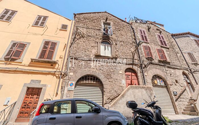 Appartamento quadrilocale in vendita in Via delle Maestre, Viterbo