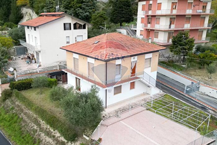 Casa con 6 locali in vendita in Via Eugenio Brega, Serra San Quirico