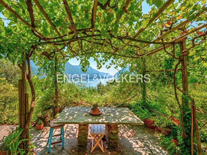 Casa con 6 locali in vendita in Oliveto Lario