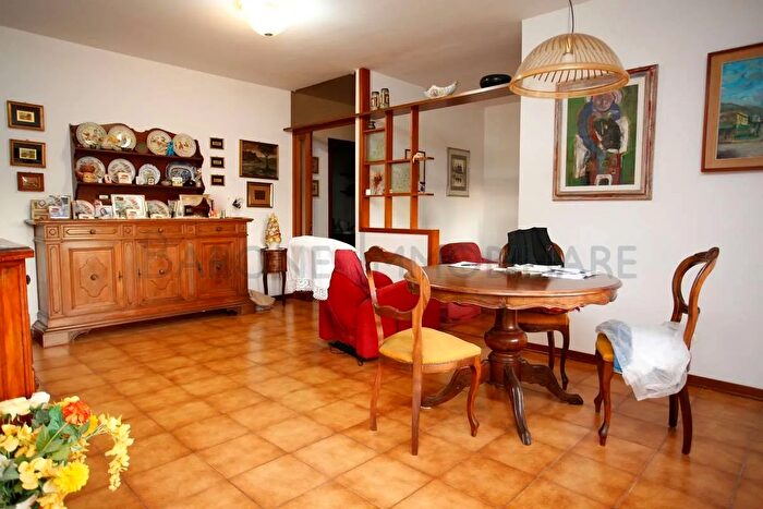 Appartamento con 5 locali in vendita in Via Acquafiora, Carrara