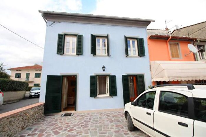 Casa con 6 locali in vendita in Via dei Cecchetti, Lucca