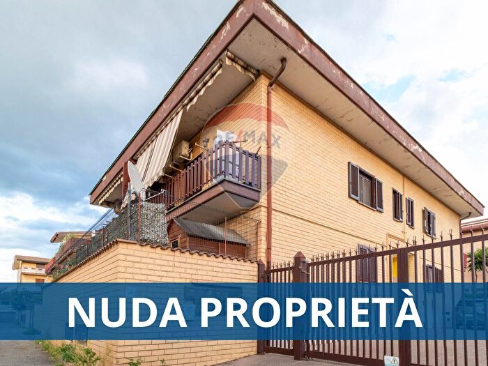 Appartamento bilocale in vendita in Via Giarre a, Roma