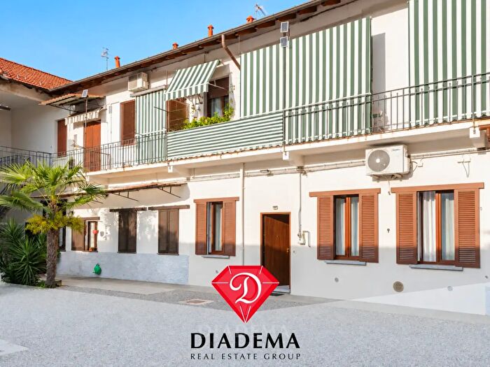 Appartamento trilocale in vendita in Via San Rocco, Jerago Con Orago