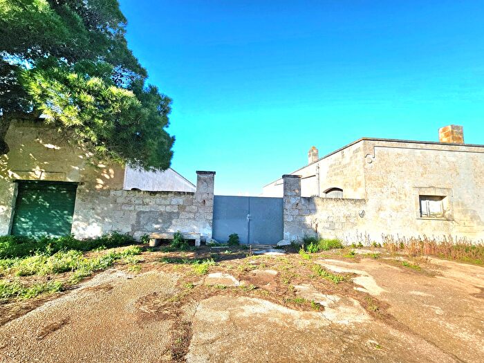 Casa con 9 locali in vendita in Carovigno