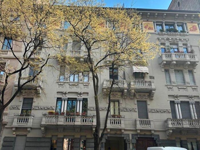 Appartamento trilocale in affitto in Via Castel Morrone, Indipendenza, Milano
