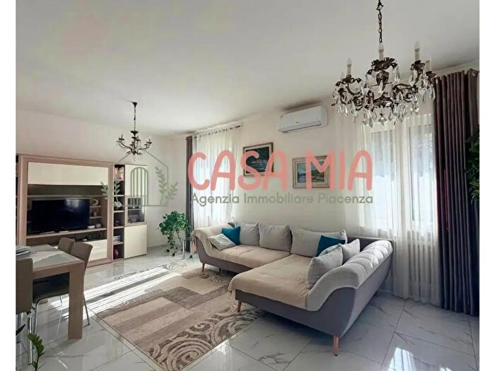 Appartamento trilocale in vendita in Via Fabbri, Piacenza