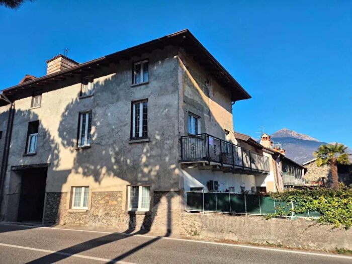 Casa quadrilocale in vendita in Via Nazionale Nord, Colico