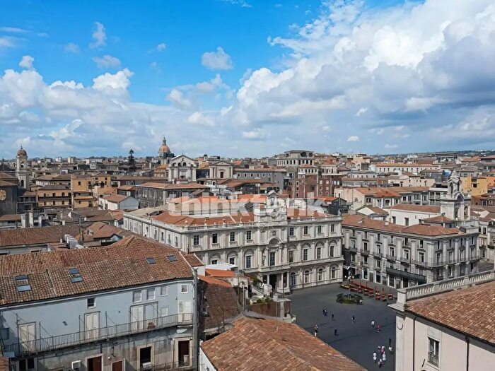 Appartamento con 11 locali in vendita in Piazza Università, Catania