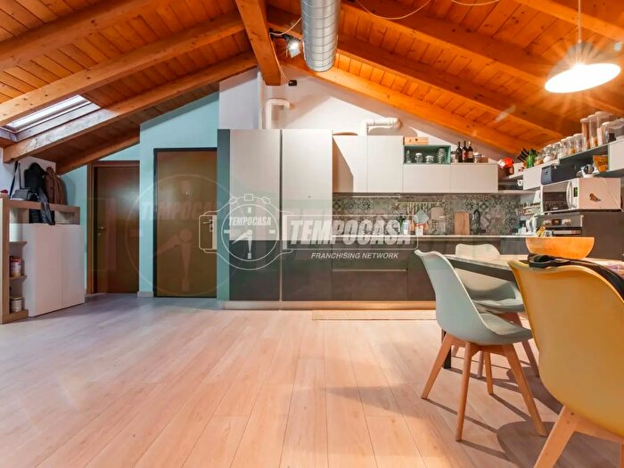 Appartamento trilocale in vendita in Via CB Cavour, Cislago