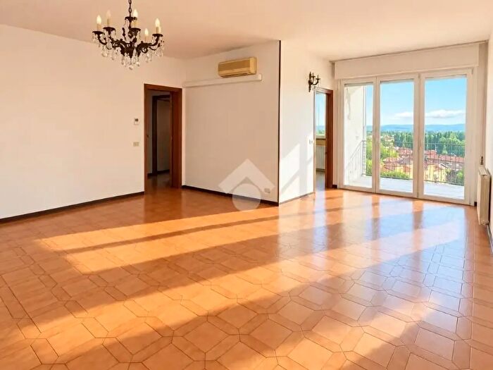 Appartamento quadrilocale in vendita in Via Viterbo, Modena
