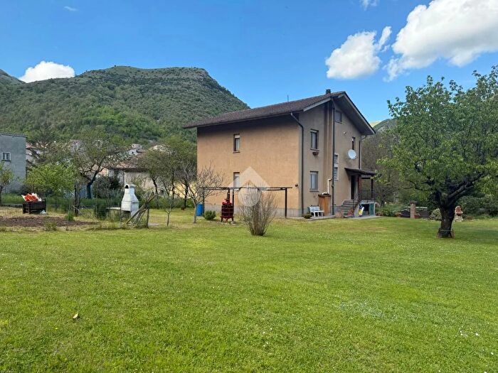Casa con 10 locali in vendita in Via Borgo, Scheggia E Pascelupo