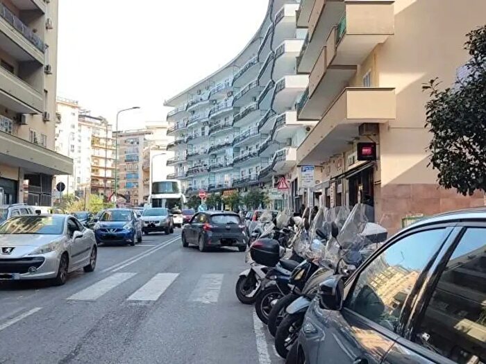 Appartamento con 5 locali in vendita in Via Francesco Cilea, Napoli
