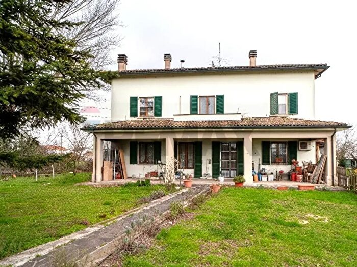 Casa con 10 locali in vendita in Str Cimitero Ragazzola, Roccabianca