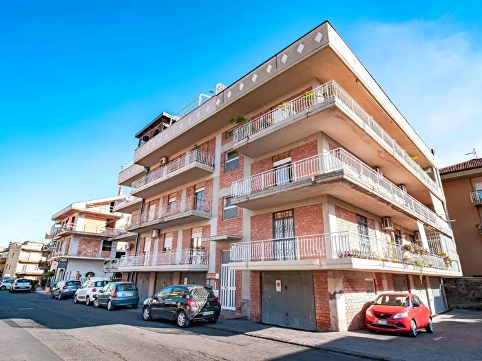 Appartamento trilocale in vendita in Via Guglielmo Oberdan, Fiumefreddo Di Sicilia