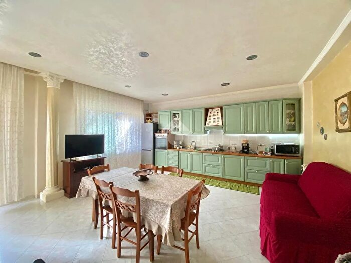 Appartamento trilocale in vendita in Via Roberto Marcolongo, Napoli