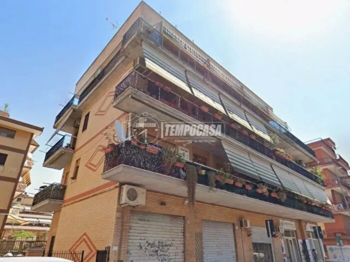 Appartamento quadrilocale in vendita in Via Limbiate, Roma