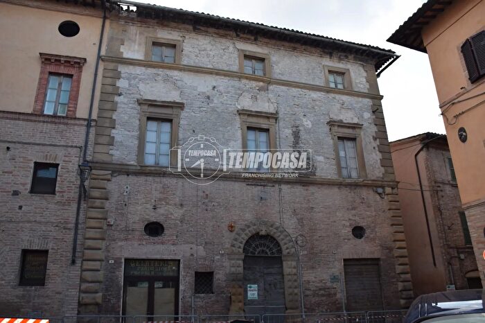 Appartamento con 5 locali in vendita in Via Roma, Caldarola