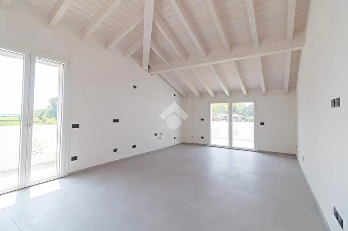 Appartamento quadrilocale in vendita in Via Mario Pini, Carpi